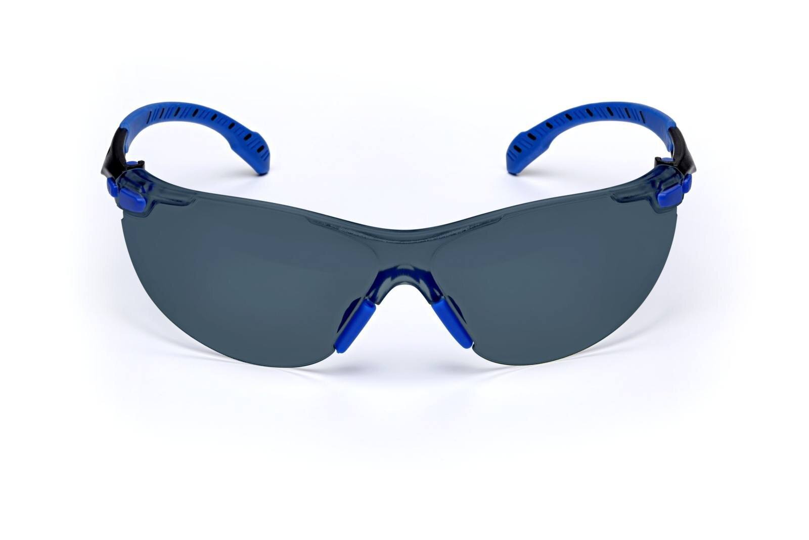 3M Solus 1000 Schutzbrille, blau/schwarze Bügel, Scotchgard Anti-Fog-/Antikratz-Beschichtung (K&N), graue Scheibe, S1102SGAF-EU
